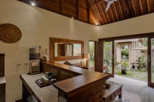 una cucina con bancone in legno in una camera di Teja Lokha Ubud Villa ad Ubud