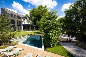 un patio trasero con piscina y una casa en Boutique Hotel Sunrose 7 - Gourmet & SPA en Bohinj