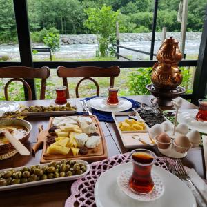 einen Tisch voller Essen auf einem Tisch in der Unterkunft Vice's Konağı in Fındıklı