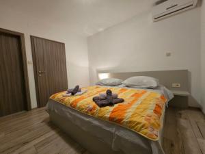 ein Schlafzimmer mit einem Bett mit zwei Teddybären darauf in der Unterkunft Fam. Grce in Barbat na Rabu