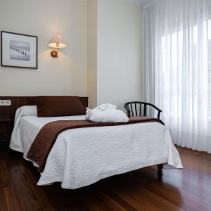 カルバージョにあるBalneario de Carballoのベッドルーム1室(毛布付きのベッド1台付)