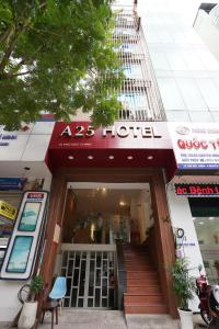 ein Gebäude mit einem roten Aza-Hotel-Schild darauf in der Unterkunft A25 Hotel - 14 Phó Đức Chính in Ho-Chi-Minh-Stadt