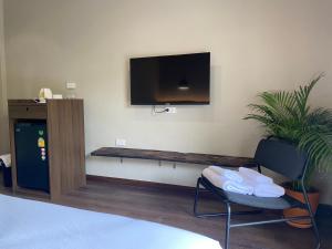 Televiisor ja/või meelelahutuskeskus majutusasutuses Suncloud Hotel Koh Samet