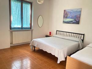 una camera da letto con due letti e uno specchio di Alice a Numana