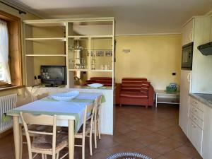 een keuken en eetkamer met een tafel en stoelen bij Baita Brozol in Livigno