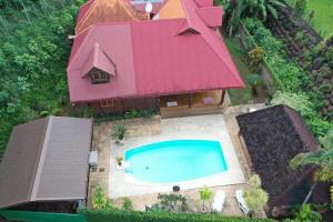 Πισίνα στο ή κοντά στο Chalet Ohana, airport family house
