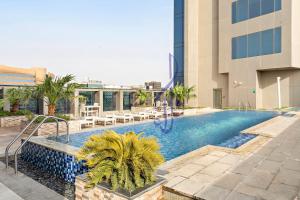 una piscina en medio de un edificio en Walaa Homes-Luxury 2 Bedroom at DAMAC Exclusiva Tower Riyadh Saudia-3004, en Riad