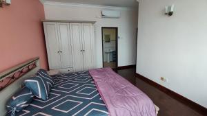 吉隆坡的住宿－Bistari Master Rooms, FEMALE guests only, Wifi, PWTC，一间卧室配有一张带紫色棉被的床