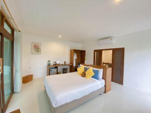 Issara Beach Resort Beachfront客房内的一张或多张床位