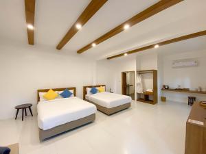 1 dormitorio con 2 camas en una habitación en Issara Beach Resort Beachfront, en Sichon