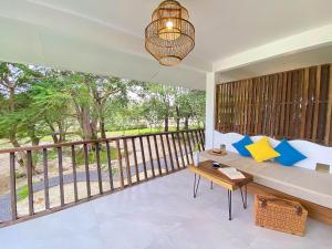 Issara Beach Resort Beachfront的阳台或露台