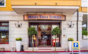 uma villa de hotel Vivine entrada para um edifício em Hotel Villa Venezia em Grado