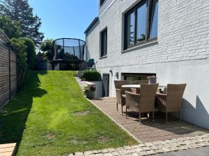 a patio with a table and chairs next to a building at Dock 8 Strande: 50m bis zum Strand u. der Promenade in Strande