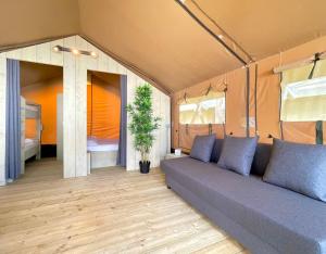 sala de estar con sofá y dormitorio en Camping La Sirena, en L'Estartit