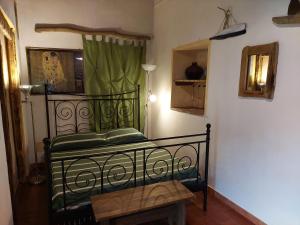 カーヴォにあるAgriturismo Amandoloのベッドルーム1室(緑のカーテン付きのベッド1台付)