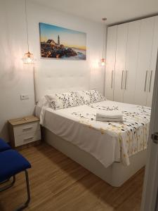 ein Schlafzimmer mit einem Bett und einem Wandgemälde in der Unterkunft Apartamento Caravaca in Santa Pola
