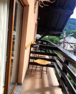 einen Balkon mit einem Tisch und Stühlen auf einem Gebäude in der Unterkunft Casa de vacanța Ariana in Borşa