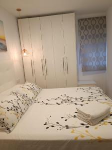 a bedroom with a bed and a cupboard at Apartamento Caravaca in Santa Pola