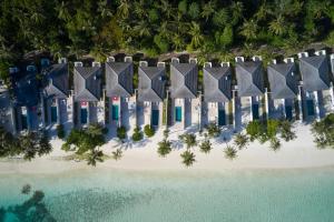 Villa Park Sun Island Resort في ماميغيلي: اطلالة جوية على منتجع على شاطئ