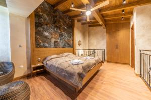 1 dormitorio con 1 cama y una pintura en la pared en Pirin Golf&Spa Apartment 42, en Razlog