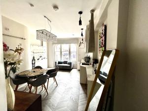 een keuken en een woonkamer met een tafel en stoelen bij soho london suite in Londen