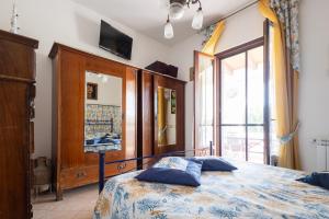 um quarto com uma cama com almofadas azuis em VILLA LORETTA LIPARI em Lipari