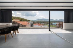 Снимка в галерията на SithoniaRS Luxury 2nd Floor Roofgarden Apartment With Unique Seaview в Неос Мармарас