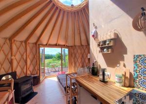 Habitación con mesa de madera en una yurta en Ałabajka, en Wleń