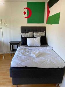 Säng eller sängar i ett rum på Apartment in Gathenburg