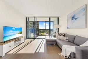 un soggiorno con divano e TV di Macquarie Park Executive 2 Bedroom a Sydney