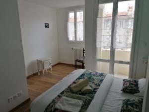 une chambre avec un lit dans une pièce avec des fenêtres dans l'établissement Superbe appartement plage des catalans, à Marseille
