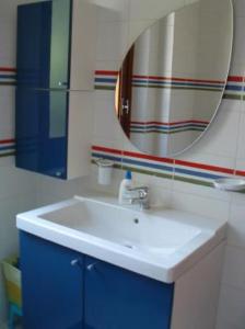 uma casa de banho com um lavatório branco e um espelho. em Villa 2M a 50 metri dal mare em San Vito lo Capo