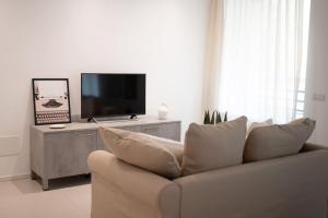 a living room with a couch and a flat screen tv at DaNina in Verona