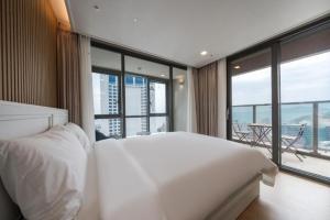 premium ocean view in HAEHUNDAE BONA TRAVEL客房内的一张或多张床位