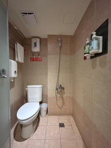 een badkamer met een toilet en een douche bij Dazz Inn in Taichung