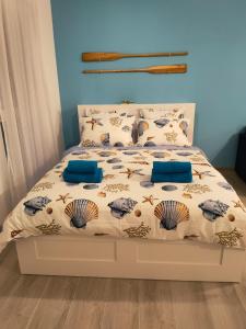una camera da letto con un letto con pareti blu di Summer Smile by Euxin Accomodations a Năvodari