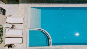 Bazén v ubytování Zephyros Hotel nebo v jeho okolí