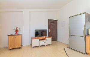 En tv och/eller ett underhållningssystem på Nice Apartment In Kastel Gomilica With Kitchen