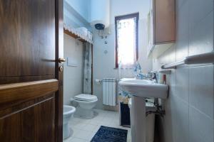 uma casa de banho com um lavatório e um WC em VILLA LORETTA LIPARI em Lipari