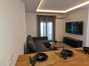 - un salon avec un canapé et une table dans l'établissement Alojamientos suite la morita, à Benalup-Casas Viejas