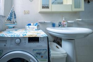 un baño con lavadora junto a un lavabo en VILLA LORETTA LIPARI en Lipari