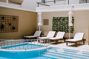 Bazén v ubytování Zephyros Hotel nebo v jeho okolí
