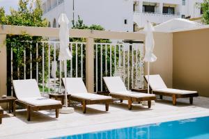 Bazén v ubytování Zephyros Hotel nebo v jeho okolí