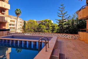 une piscine au milieu d'un immeuble dans l'établissement Jardin playa del cura apartment, à Torrevieja