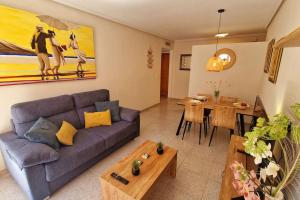 un salon avec un canapé et une table dans l'établissement Jardin playa del cura apartment, à Torrevieja