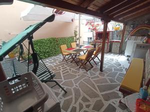 A seating area at KIKI APARTMENT