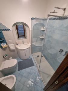 La salle de bains est pourvue de toilettes, d'un lavabo et d'une douche. dans l'établissement Mamma Mia, à Positano