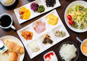 ein Tisch mit mehreren Teller Essen drauf in der Unterkunft APA Hotel Namba-Shinsaibashi Nishi in Osaka