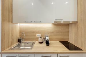 eine Küche mit einer Spüle und einer Arbeitsplatte in der Unterkunft Apartmani Vasiljević in Herceg-Novi