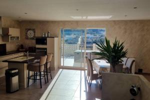 Η κουζίνα ή μικρή κουζίνα στο Magnifique villa avec piscine et vue panoramique